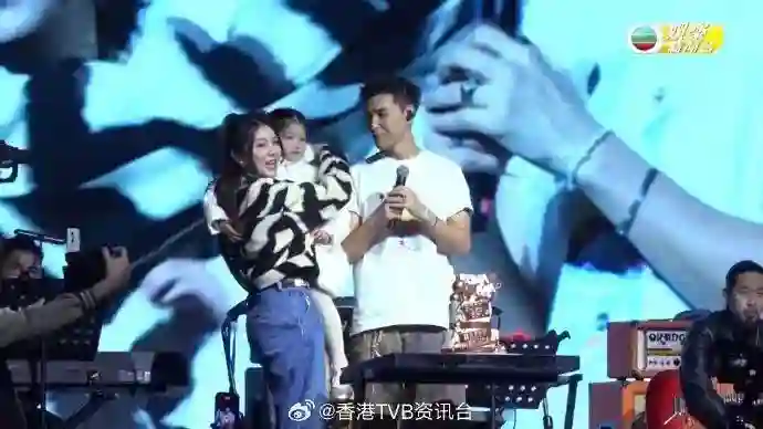 48岁TVB视帝爱妻患怪病缠扰逾月！网民猜测患一病需长期服药