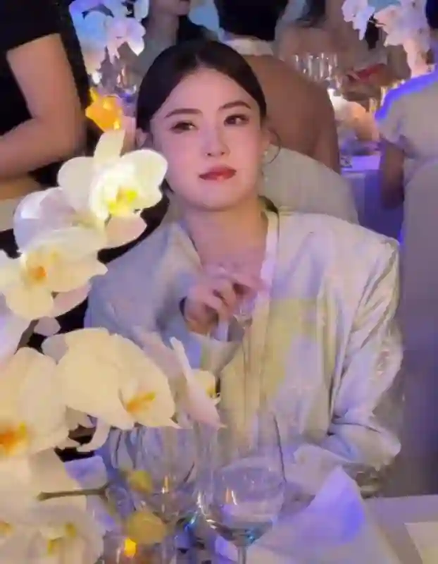 44岁张柏芝出席活动！穿新中式装扮美得像个娃娃，众人都抢着合影