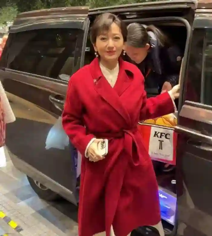 71岁赵雅芝直播遭尴尬，开十级美颜，小13岁网红称其“阿姨”