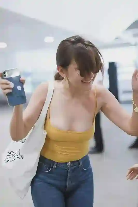热依扎当年这件黄吊带，真的就像原子弹爆炸一样令人震撼！