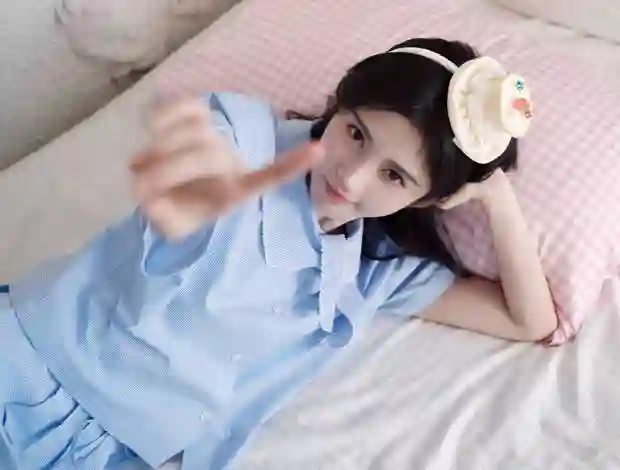 鞠婧祎蓝格裙扮<em>蛋糕</em>少女！甜妹感直接拉满