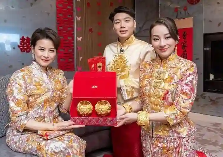 恭喜！香港知名星二代大婚，戴各种金器风光出嫁，去年宣布生女