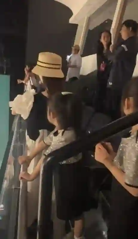 方媛看老公演唱会！待遇升级坐包厢配三个保镖，郭富城赚钱动力足