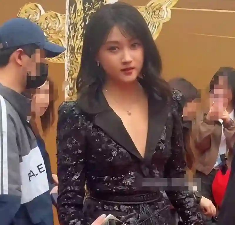 关晓彤“丑出圈”！脸胖臃肿，假发浮夸衣服老气，和网上判若两人