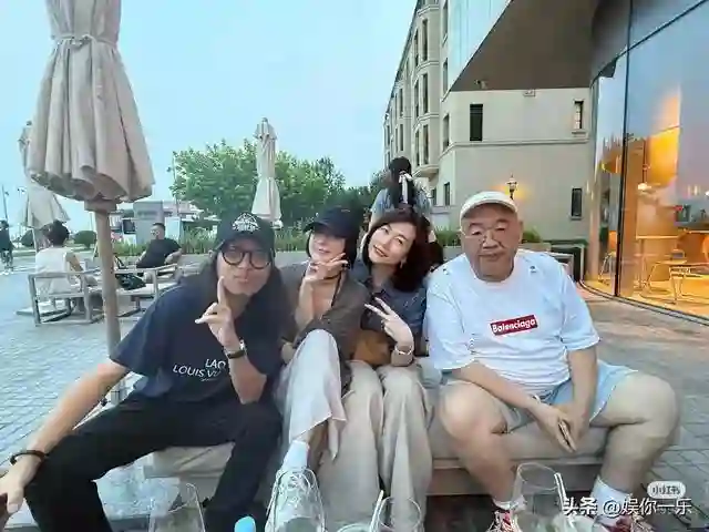 秦岚跟朋友喝酒聚会，掏手机和魏大勋热聊，内容险曝光引粉丝担心