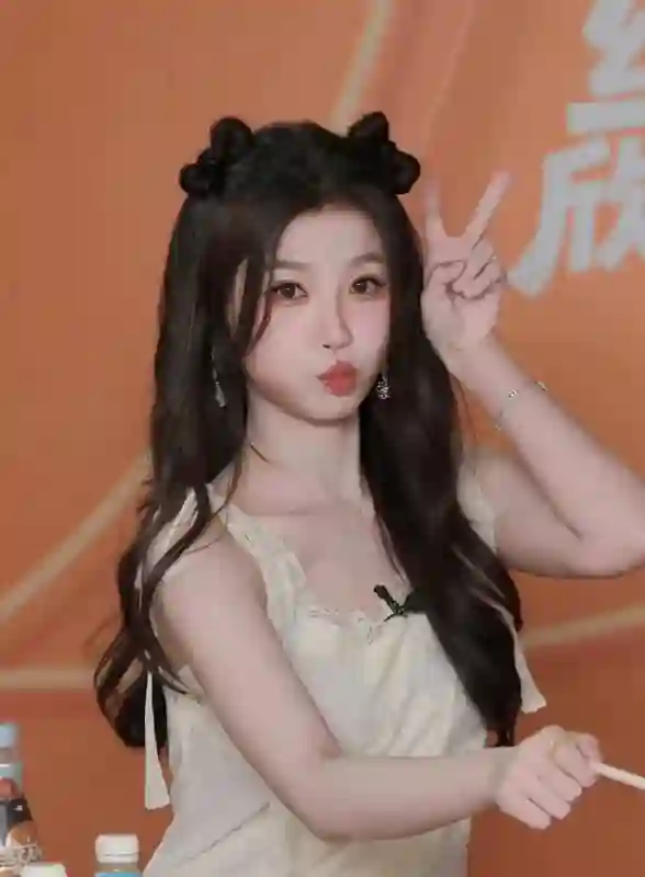 虞书欣蝴蝶结猫耳造型甜度超标！对镜比心嘟嘴萌化少女感拉满
