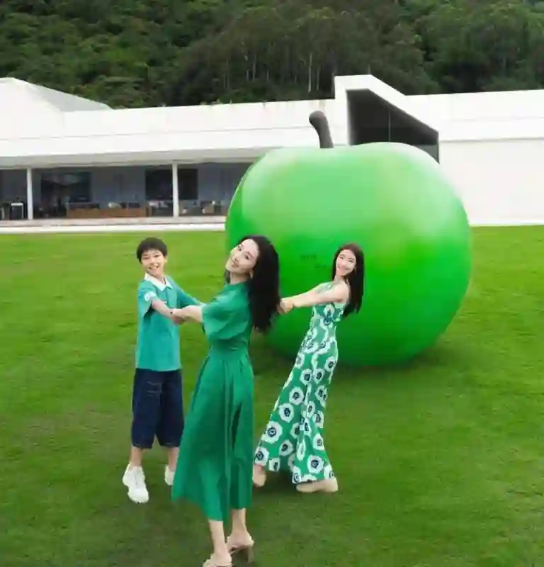 48 岁苗圃状态惊艳！龙凤胎女儿像富商爹，儿子继承妈高颜值