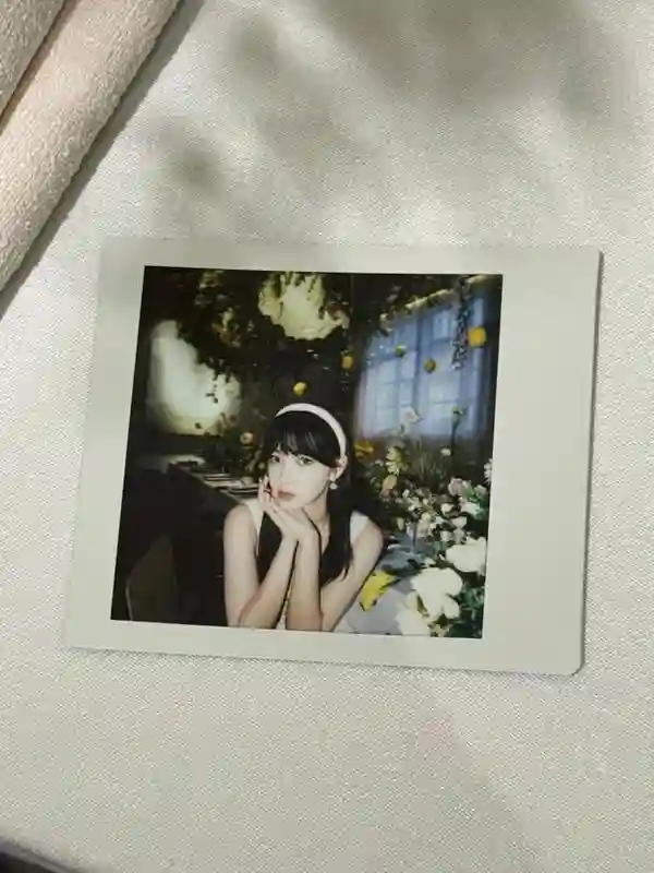 程潇白色包臀裙勾勒S曲线！与鲜花同框秒变氧气美女，氛围感拉满