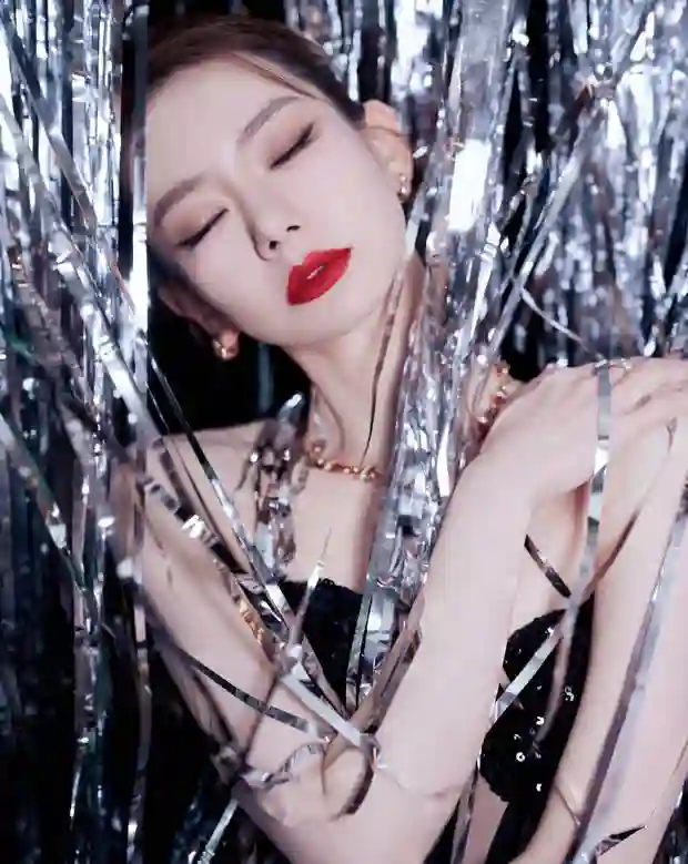 戚薇黑色抹胸亮片裙写真曝光 红唇烈焰演绎摩登性感