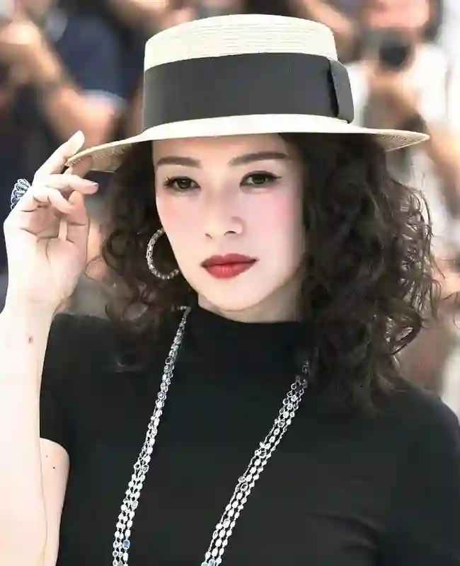 章子怡罕见晒娃，儿女都不打码，弟弟超可爱，醒醒越大越漂亮