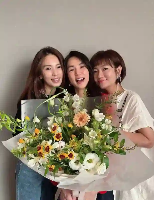 回忆杀来袭！SHE久违重聚为Ella庆生 二十余年情谊不变