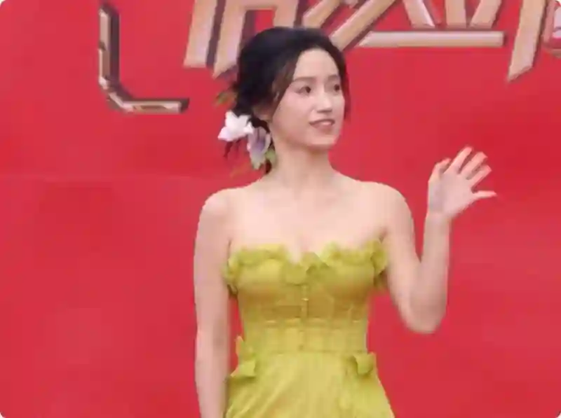 微短剧红毯：徐艺真御姐风十足，刘念蚂蚁腰抢镜，姚冠宇惊艳全场
