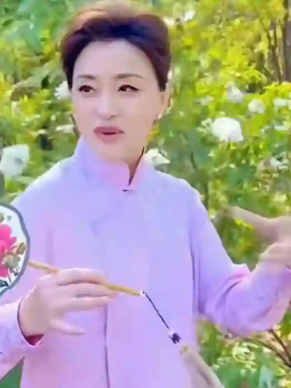 56岁杨澜素颜赏花照曝光，真实状态引全网热议