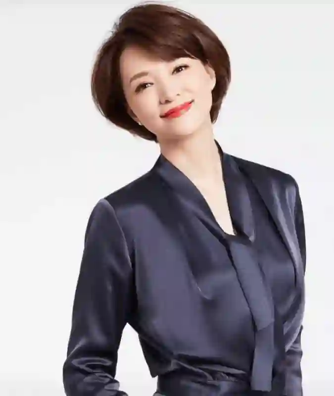 51岁董卿餐厅聚餐被偶遇，侧颜也美得十分耀眼，与闺蜜小酌好悠闲