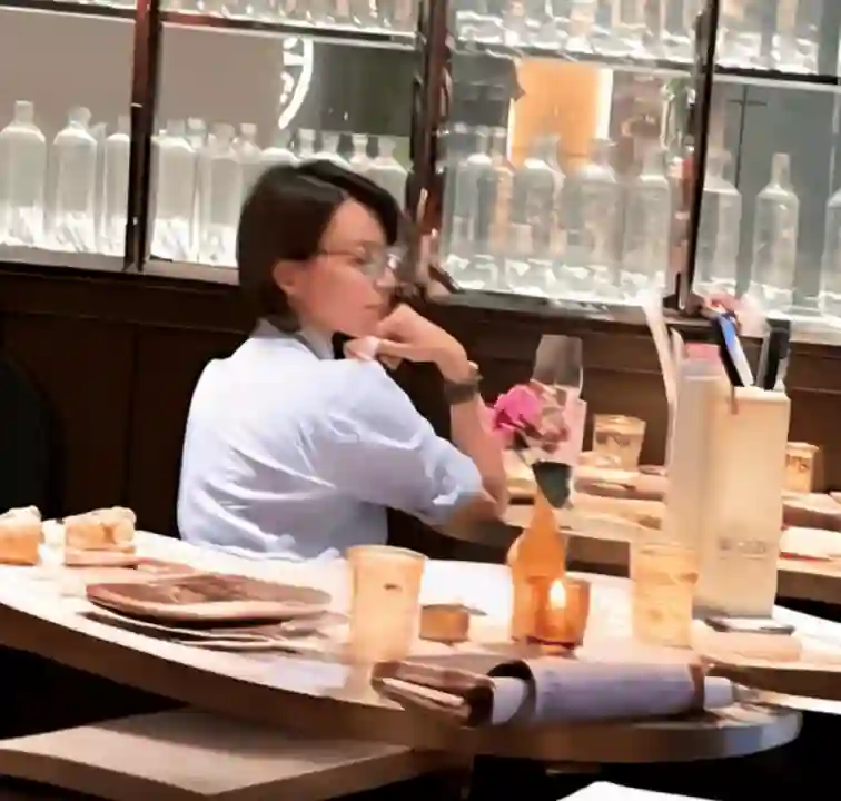 51岁董卿餐厅聚餐被偶遇，侧颜也美得十分耀眼，与闺蜜小酌好悠闲