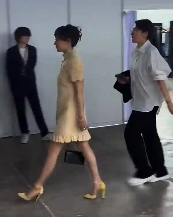 红毯幕后揭秘，孙俪神似胡曼黎，杨幂状态略显狼狈，吴谨言完美扛住