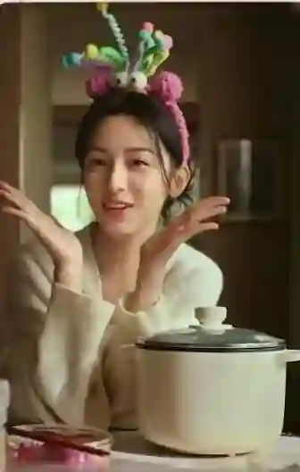 周也晒蝴蝶结写真 黑发粉唇演绎少女浪漫感