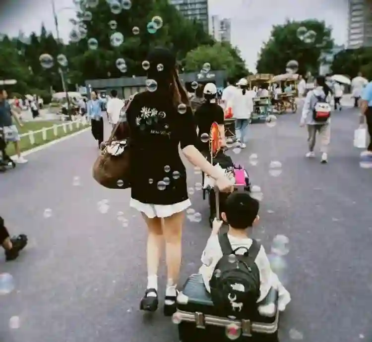 赵丽颖带儿子返回上海，母子同框幸福满溢，赵丽颖粉色短发超抢镜