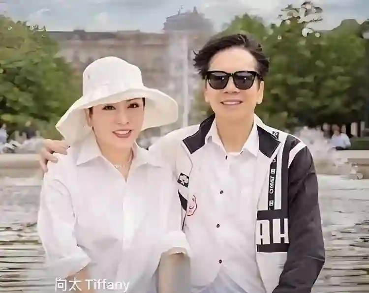 向华强现身澳门，和老婆去吃西餐，向太剪了短发，看起来一言难尽