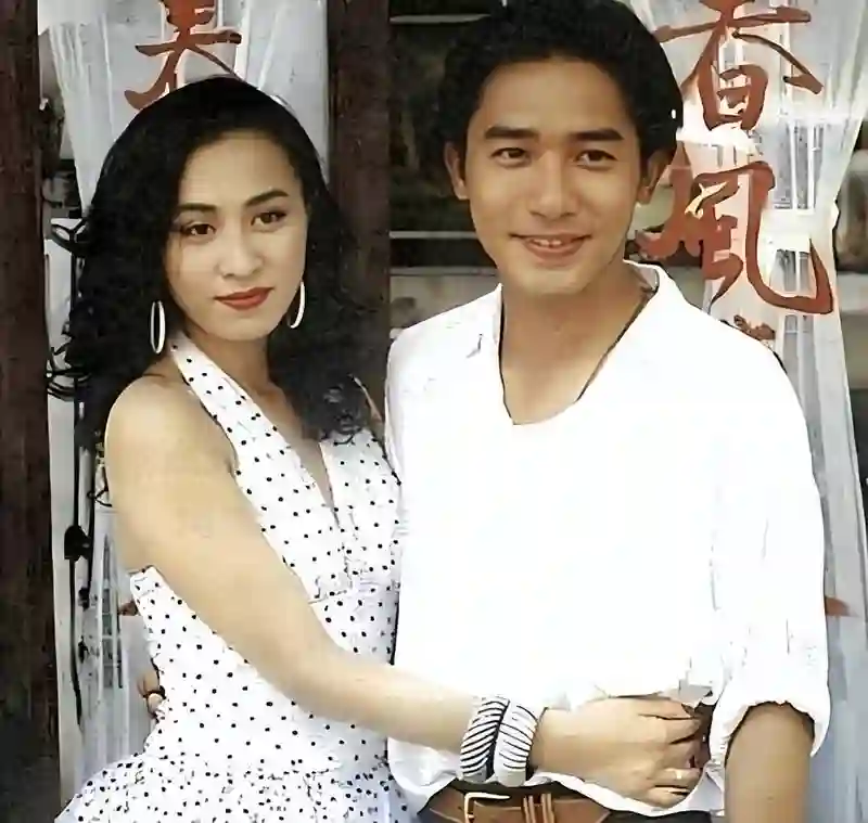 梁朝伟刘嘉玲泰国度假，两人结婚多年恩爱如初，刘嘉玲美腿抢镜