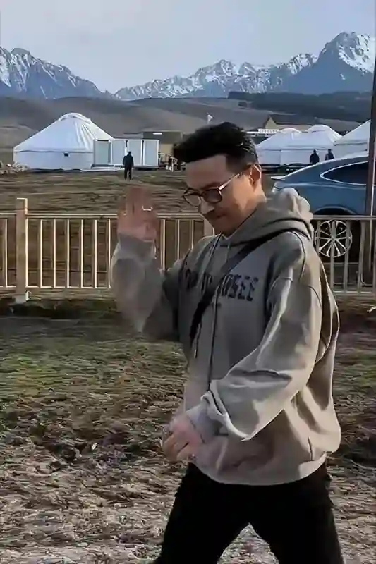 汪峰携手小19岁的女友惊现新疆 连走路姿势都带着二十年前的活力