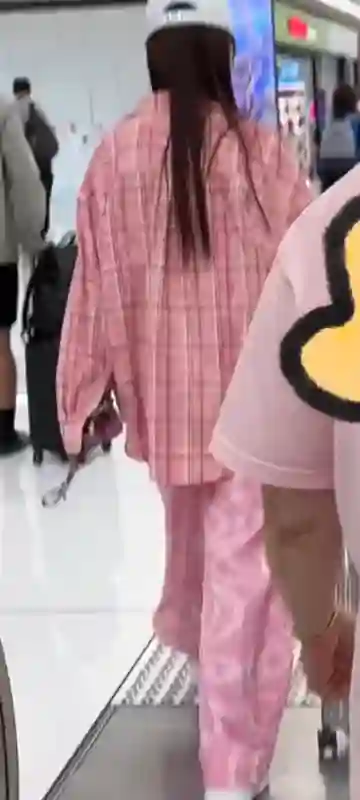 baby祖孙三人回香港，妈妈背LV好年轻，小海绵腿真长连背影都很帅