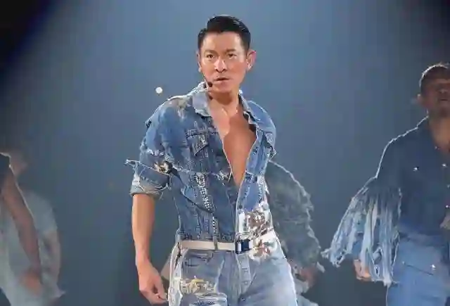 他是刘德华唯一绝交的朋友，两人曾被传言为断背，今成光头大叔