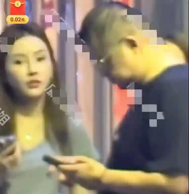 冯绍峰带女友和李治廷聚餐，女友正脸曝光，全脸整容科技感十足