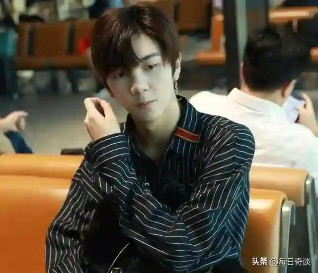 洪欣儿子张镐濂探班张丹峰，支持他与自己同学颜安竞争，太暖了！