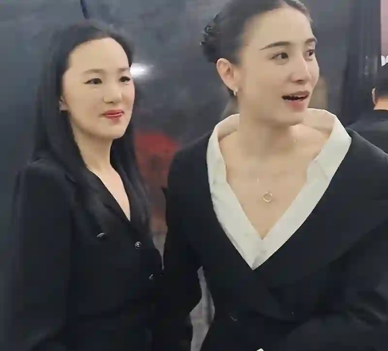 中国电影导演之夜：宋佳满分贵气，刘雨昕造型怪，周笔畅你穿的啥
