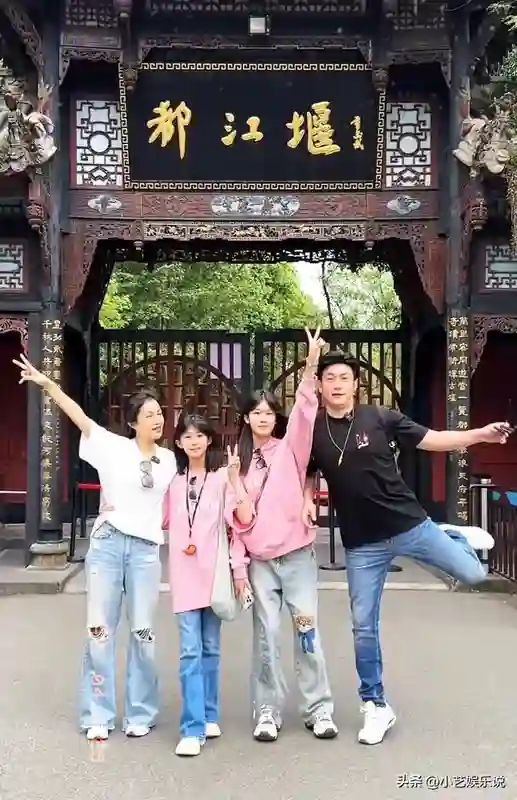 陆毅鲍蕾一家四口甜蜜出游，两个宝贝女儿颜值爆表，太可爱了