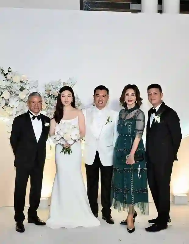 44岁林孝贤和41岁霍启山当伴郎，谢玲玲盛装出席婚宴，并在线催婚