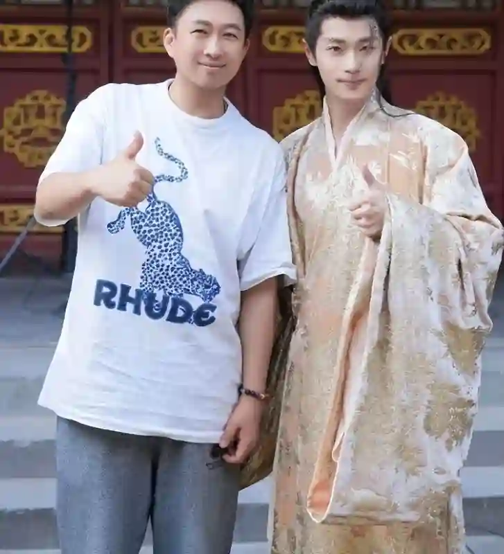 曹骏陪女友看病新恋情曝光！小鸟依人比蓝盈莹合适，帮开车门好甜