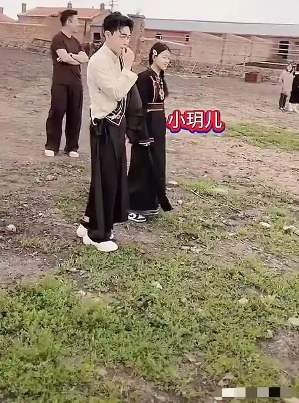 汪小菲无视S妈嘱托，曝光俩孩子正面照，玥儿太像大S、霖儿很清秀