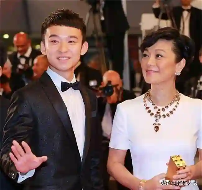 8对明星父子关系曝光，竟同台认不出，因摸儿子手遭骂变态