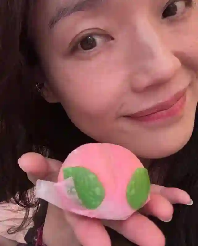 49岁舒淇好真实，大方公开素颜庆生照，脸上雀斑明显却看不到皱纹