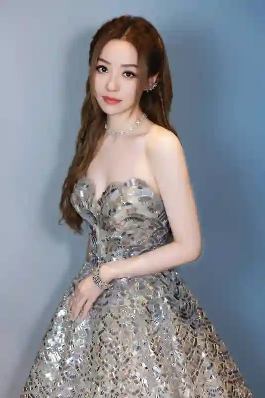 张靓颖抹胸亮片长裙惊艳亮相：华丽优雅气场全开，尽显巨星风范