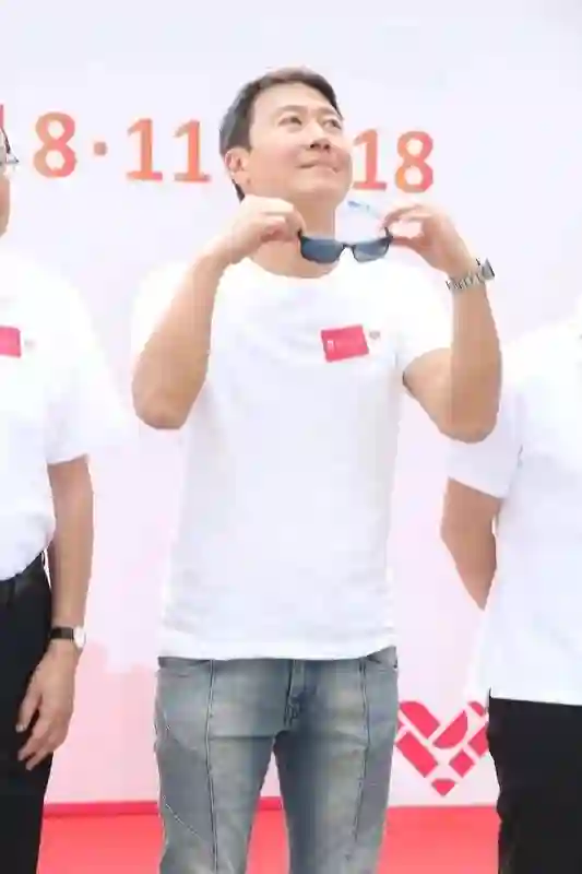 黎明现身女儿学校运动会，他58岁还年轻帅气，老婆罕见露面长相很普通！