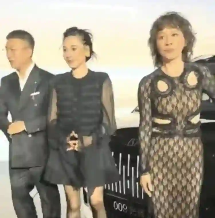 59岁刘嘉玲为70岁杜琪峰庆生！怎么那么喜欢穿丑裙子？短款也难看