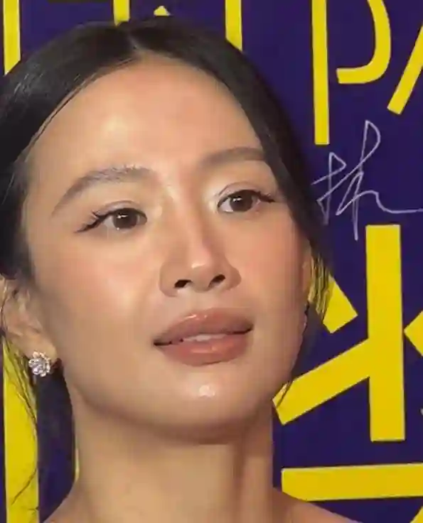 澳门红毯：梅婷大秀长腿惊艳，李梦肤色暗沉油腻，何泓姗生图状态优越