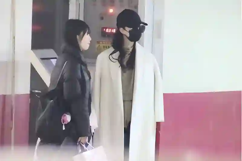 刘亦菲素颜吃火锅被偶遇，打扮朴素，依旧美貌难掩