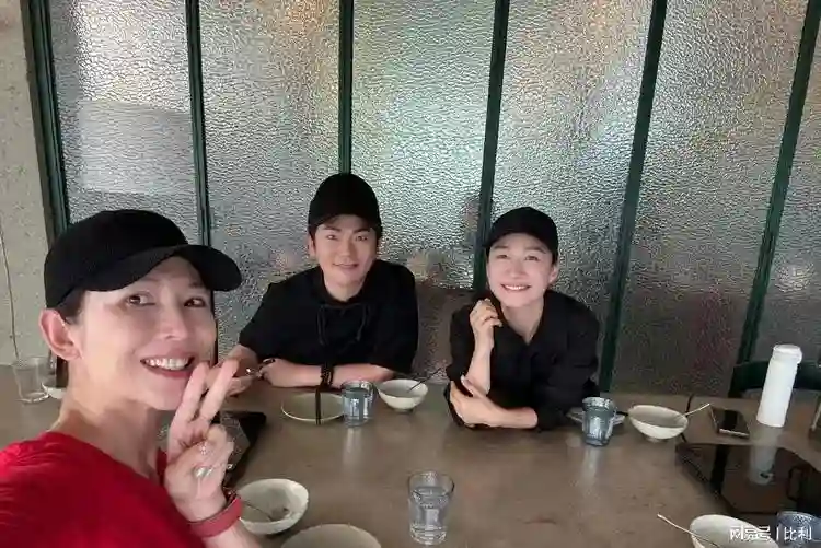蔡少芬在北京聚餐，四个人排排站，陶昕然个子真不高，娘娘是真美