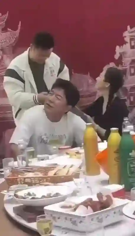 章子怡娇俏，乌尔善带妻子来吃饭，肖央喝整瓶啤酒，陈凯歌领杯！