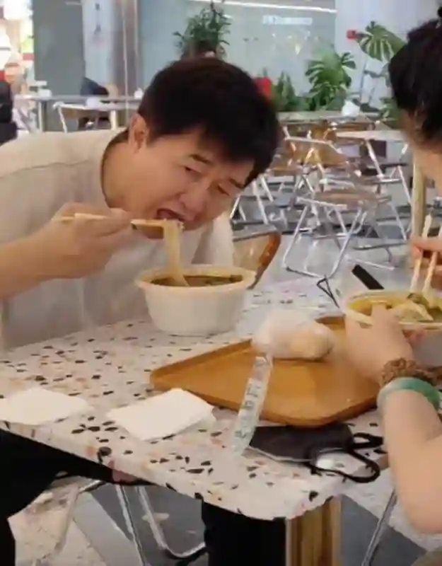 付笛生夫妇空降成都，专门从北京前往吃面，日子过得太潇洒