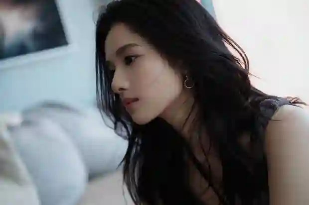 张婧仪西装造型尽显干练，微卷发甜度超标