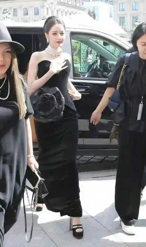 迪丽热巴黑丝绒玫瑰裙惊艳亮相 珍珠点缀演绎赫本式优雅