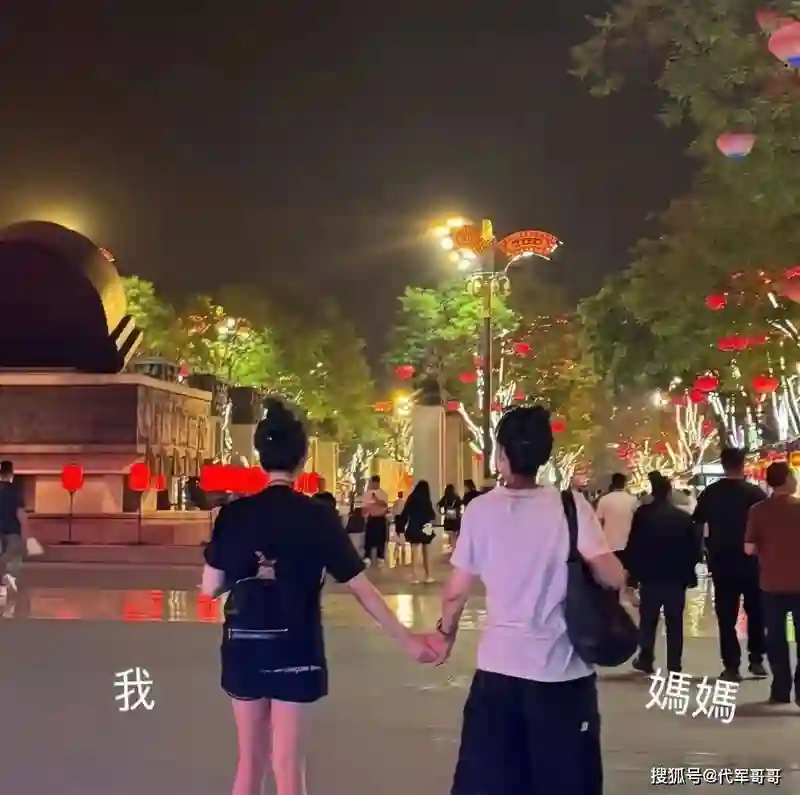 57岁邱淑贞带女儿沈月游西安！扎丸子头显年轻，状态让人羡慕