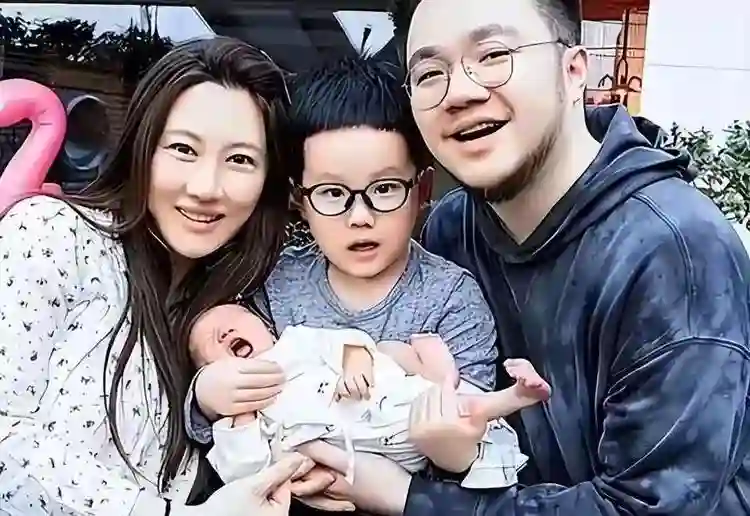 宋丹丹儿媳妇现状：整天烟不离手，和巴图相处像母子，俩孩超像他