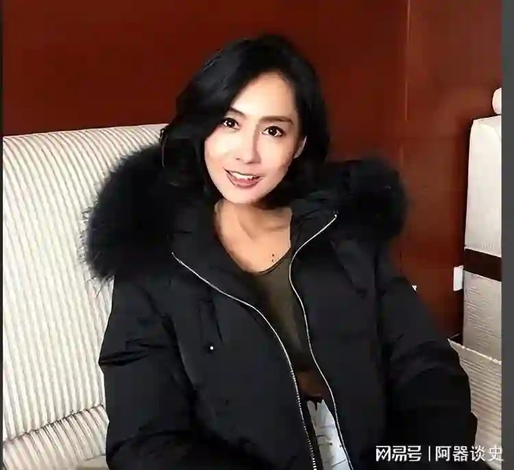 朱茵53岁，素颜状态犹如少女，与黄贯中经常哼着BEYOND的歌