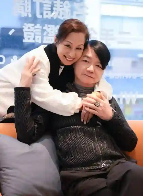 艾威公布爱妻Lisa告别仪式，二人相伴18年无子女
